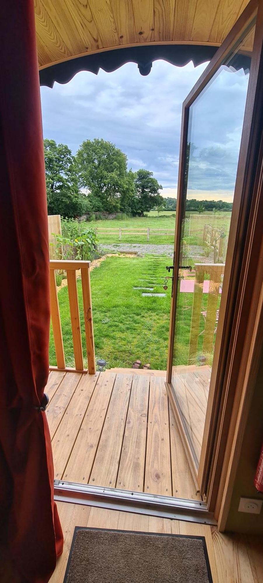 Villa Roulotte A La Ferme Buissonniere La Lande-de-Louge Exterior foto